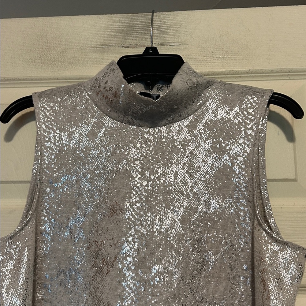 Jones New York Mock Neck Gray Foil Silver Animal Print Sleeveless Top Size Large - Picture 2 of 7